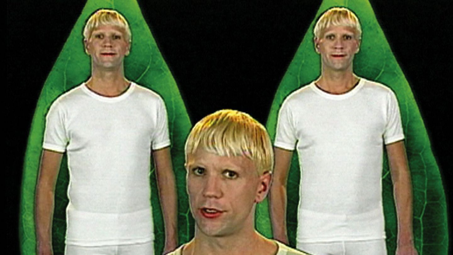 Blonde Person in weißem T-Shirt im Vordergrund wiederholt sich zwei Mal im Hintergrund. Bjørn Melhus, Sammlung Goetz München 