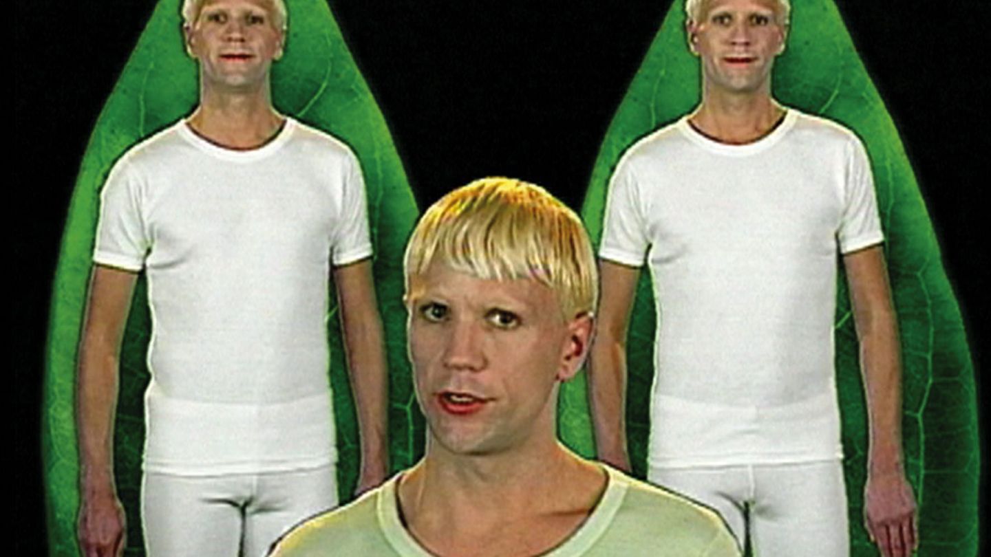 Blond person in white T-shirt in the foreground repeated twice in the background. Bjørn Melhus, Sammlung Goetz Munich 