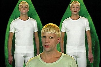 Blond person in white T-shirt in the foreground repeated twice in the background. Bjørn Melhus, Sammlung Goetz Munich 