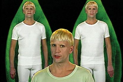 Blonde Person in weißem T-Shirt im Vordergrund wiederholt sich zwei Mal im Hintergrund. Bjørn Melhus, Sammlung Goetz München 