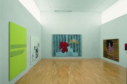 Diese Installationsaufnahme zeigt zwei Siebdrucke von Richard Prince an der linken, seitlichen Wand. Die Wand geradeaus ist mit einer großformatigen Malerei von Jonathan Lasker behangen, ebenso wie die Wand rechts daneben.