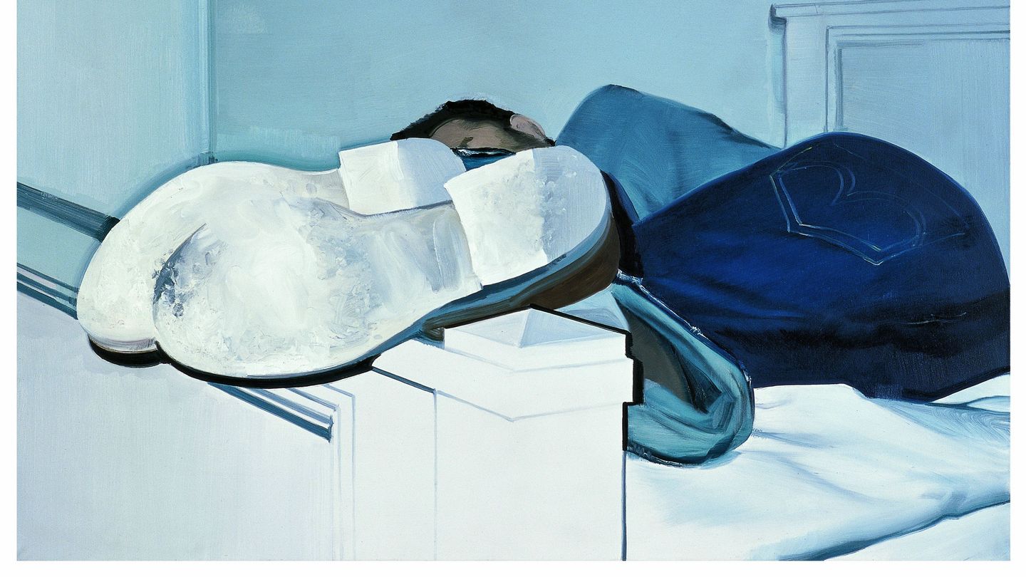 Malerei, die einen auf einem Bett liegenden Mann in extrem verkürzter Perspektive mit beschuhten Füßen zuerst zeigt. Wilhelm Sasnal, Sammlung Goetz München
