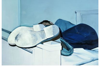 Malerei, die einen auf einem Bett liegenden Mann in extrem verkürzter Perspektive mit beschuhten Füßen zuerst zeigt. Wilhelm Sasnal, Sammlung Goetz München