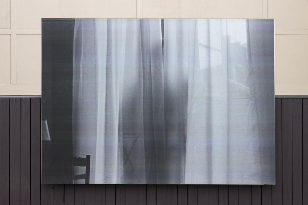 Plakatwand mit Schwarzweißfotografie, der Schatten eines Menschen zeichnet sich hinter einem Vorhang ab, Felix Gonzalez-Torres, Sammlung Goetz, Muenchen