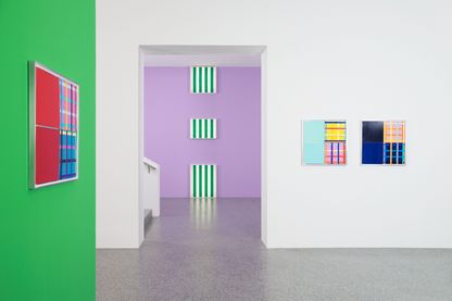 Ausstellungsansicht mit bunten, minimalistischen und zweidimensionalen Werken der Künstler Imi Knoebel und Daniel Buren. Sammlung Goetz München