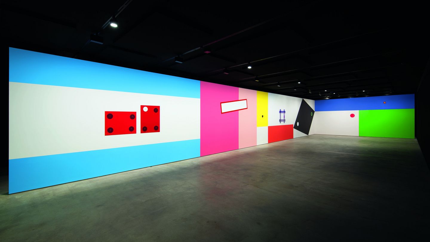 Exhibition view with colourful and minimalist recessed walls in a black-painted exhibition space. Gerwald Rockenschaub, Sammlung Goetz Munich