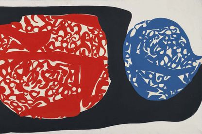 Abstrakte Malerei mit einem blauen und einem roten Feld, welche aussehen wie Sprechblasen mit unkenntlicher Schrift darin. Dazwischen und außerhalb ist eine schwarze Fläche, die jedoch nicht den gesamten Malgrund bedeckt. Carla Accardi, Sammlung Goetz München