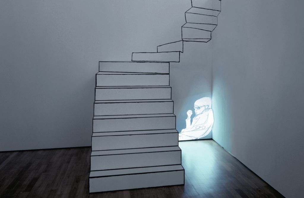 Zilla Leutenegger verbindet Wandmalerei, Zeichnungen, Objekte und Videoprojektionen zu raumgreifenden Installationen und Lichtbildern. Hier ist die Wandmalerei einer Treppe zu sehen, die in einer in den Ausstellungsraum hineingehenden Treppe aus Pappe mündet. Darunter befindet sich eine Projektion der Zeichnung des Alter Egos der Künstlerin, die sich in die Ecke des Raumes schmiegt. Zilla Leutenegger, Sammlung Goetz München