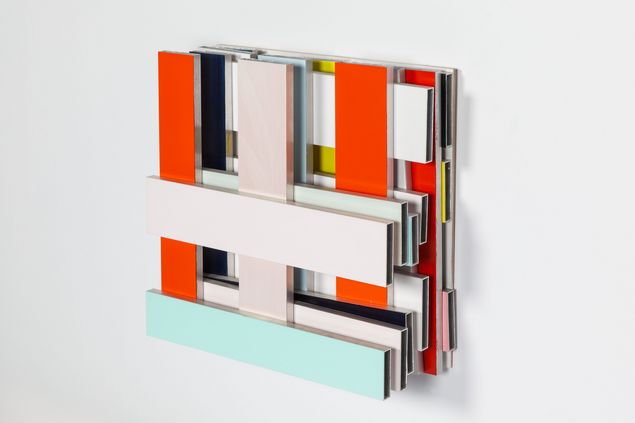 Wandobjekt aus zurechtgeschnittenen verschiedenfarbig bemalten rechteckigen Metallstäben, die eine art quadratisches Gitter bilden. 