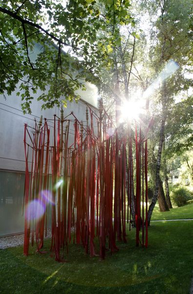 Installation vor der Sammlung Goetz, lange rote Stoffbänder hängen von hölzernen Masten, Ulrike Ottinger Sammlung Goetz, München