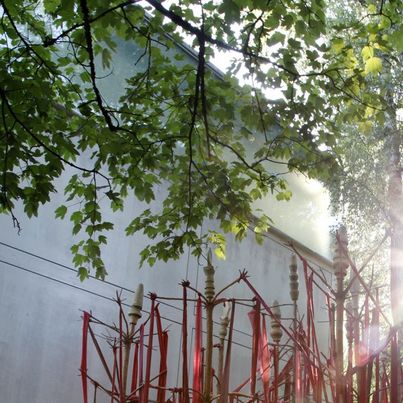 © Ulrike Ottinger Installation in front of the Sammlung Goetz, long red fabric ribbons hanging from wooden poles, Ulrike Ottinger Sammlung Goetz, Munich