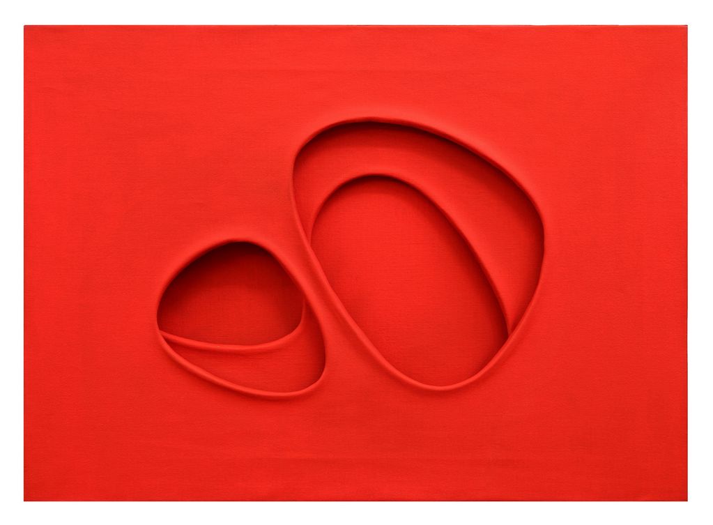 Drei überlagerte rote Leinwände, die oberen zwei mit versetzten ovalen Löchern. Paolo Scheggi, Sammlung Goetz, München