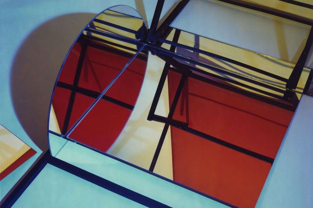 Farbfotografie einer abstrakt-geometrischen Komposition aus Spiegeln und anderen nicht einzeln zu identifizierenden Objekten, Barbara Kasten, Sammlung Goetz, München.