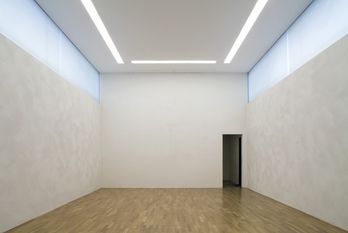 Photo: Wilfried Petzi Leerer Saal im inneren des Ausstellungsgebäudes der Sammlung Goetz. Breite Fensterbänder schließen die hohen weißen Wände ab.