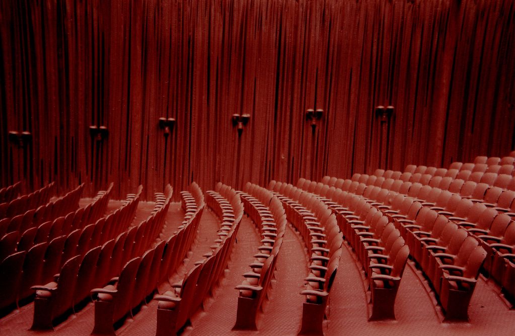 Video Still, welches das Modell eines Kino- oder Theatersaals zeigt, der ganz in Rot getaucht ist. Saskia Olde Wolbers, Sammlung Goetz München