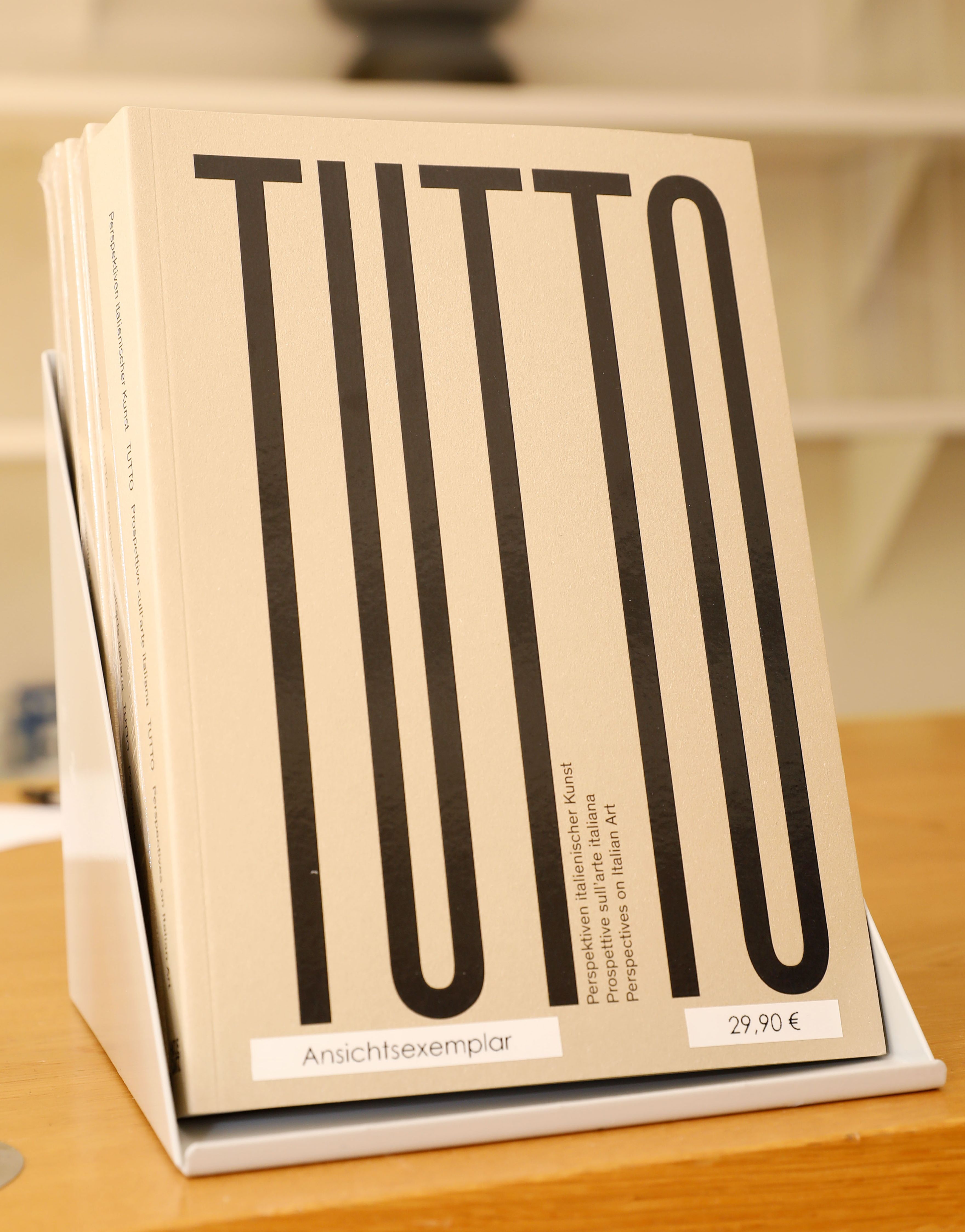 Tischaufsteller mit Ansichtsexemplar des Kataloges "Tutto" 