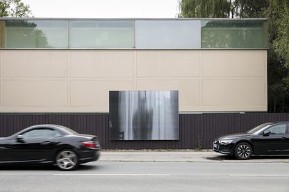 Plakatwand am Zaun vor der Sammlung Goetz Schwarzweißfotografie, der Schatten eines Menschen zeichnet sich hinter einem Vorhang ab, Felix Gonzalez-Torres, Sammlung Goetz, Muenchen