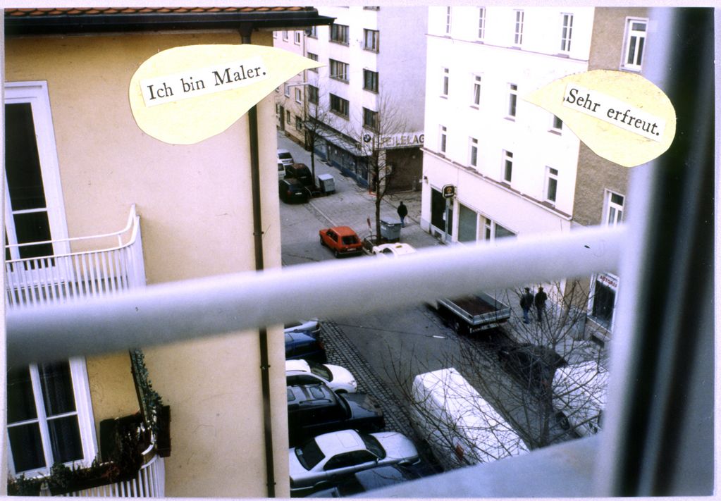 Collage, bestehend aus einer Fotografie einer Straße mit Wohnungshäusern. Darauf befinden sich Sprechblasen mit den Sätzen "Ich bin Maler" und "Sehr erfreut". Ken Brown, Sammlung Goetz München