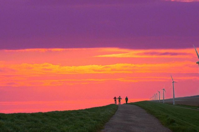 Landschaft mit malerischem Sonnenuntergang