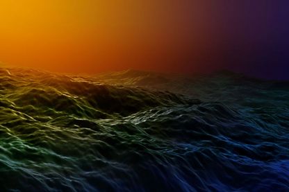 In dunklen Blau- und Grüntönen schimmernde unregelmäßige Oberfläche, die an ein Gewässer oder eine Welle erinnert. Im Hintergrund ist ein orange-rot-violetter Farbverlauf, ähnlich wie bei einem Sonnenauf- bzw. Sonnenuntergang. 