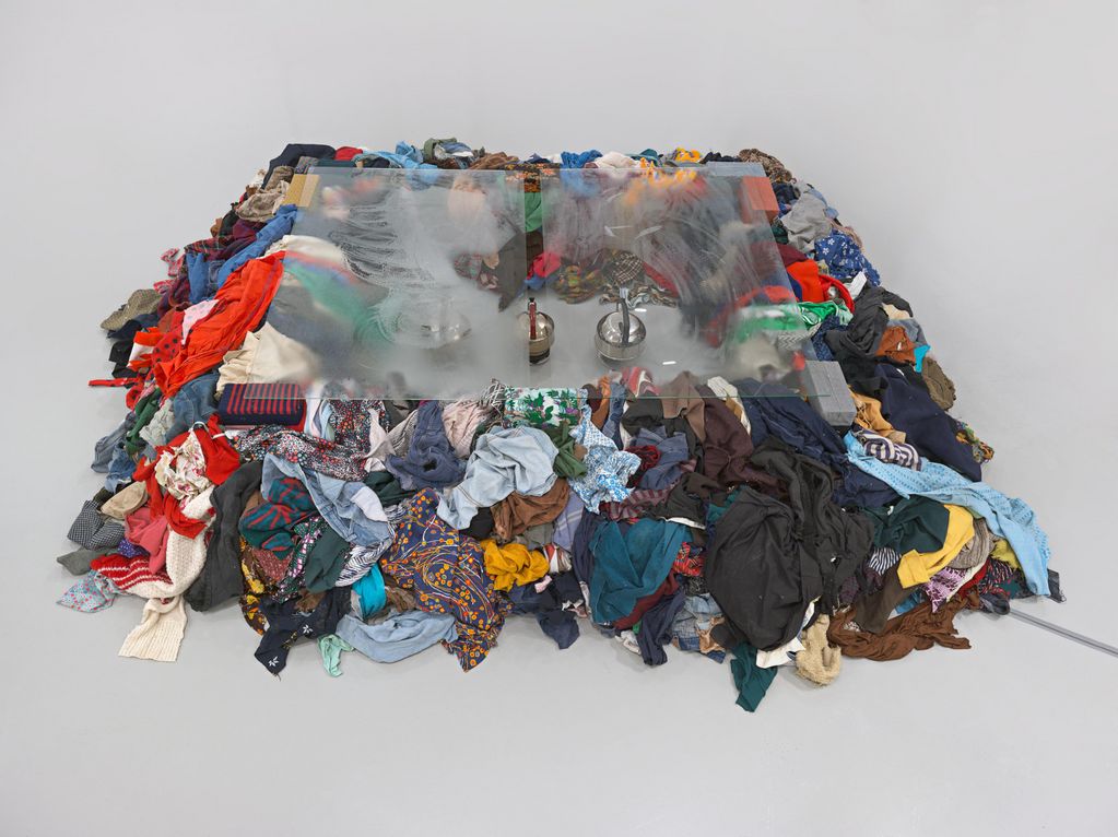 Installation mit Lumpen, Glasplatten und dampfenden Wasserkesseln. Michelangelo Pistoletto, Sammlung Goetz, München