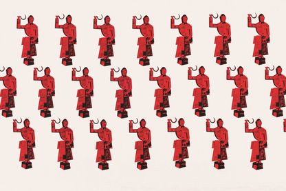 Diese Arbeit besteht aus einem weißem Baumwollstoff, bedruckt mit einem Siebdruckmuster einer Frau. Diese in rot gehaltene Figur trägt ein Kopftuch und ein Kleid und hält in der erhobenen Hand eine Sichel und in der unteren Hand einen Hammer. 