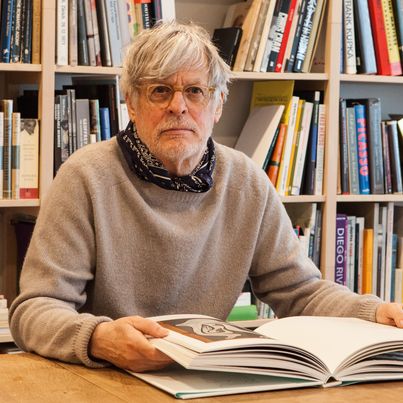 Rodney Graham, 2021 Artist Rodney Graham sits in his library, leafing through a book about Picasso, Sammlung Goetz, Munich