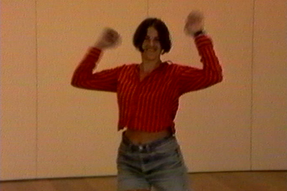Video Still, das die Künstlerin selbst beim Tanzen in roter Bluse und hellblauen Jeans Shorts zeigt. Tracey Emin, Sammlung Goetz München