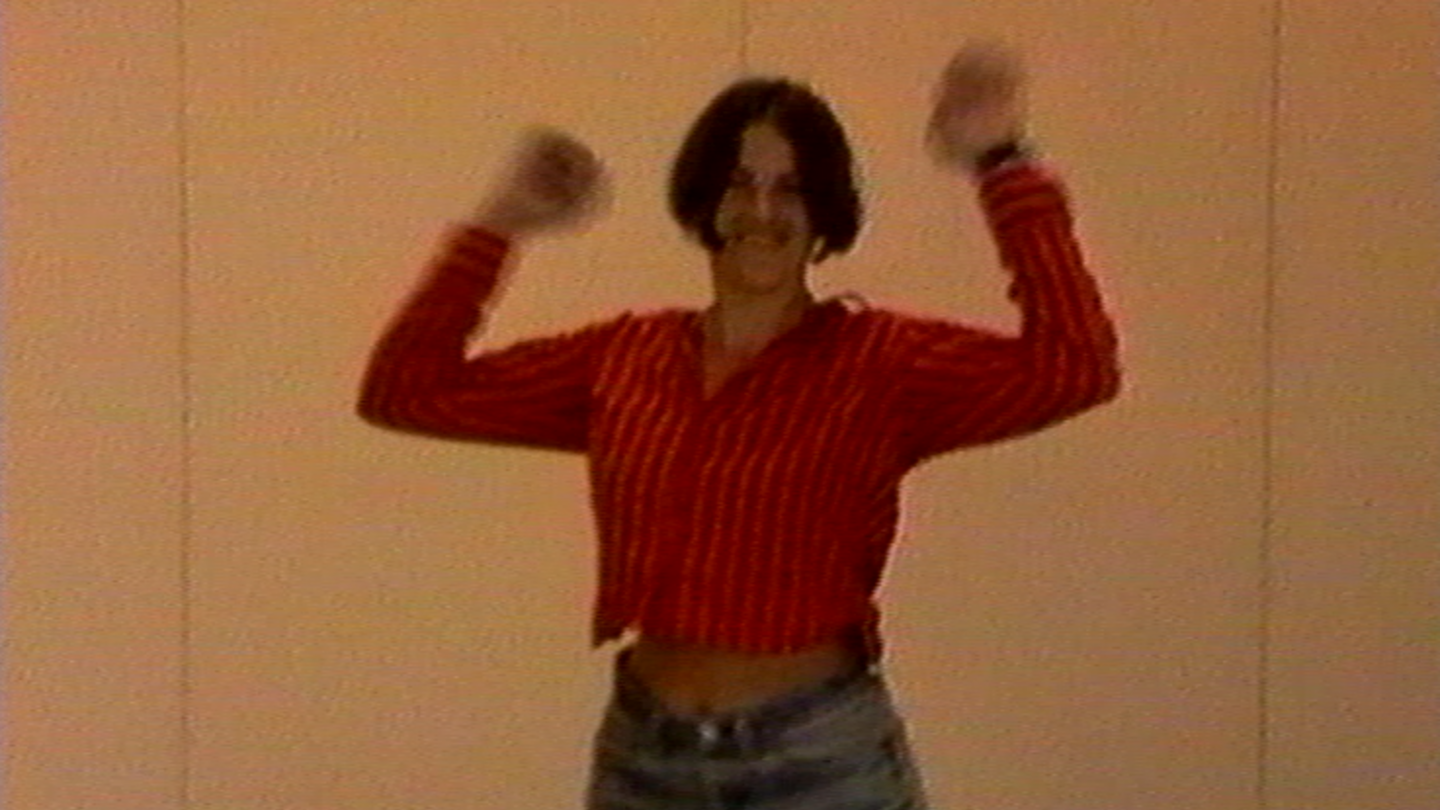 Video Still, das die Künstlerin selbst beim Tanzen in roter Bluse und hellblauen Jeans Shorts zeigt. Tracey Emin, Sammlung Goetz München