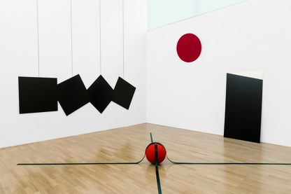 Minimalistische, großformatige Arbeiten aus Metall in schwarz und rot, auf dem Boden liegend, an der Wand hängend oder lehnend. Reiner Ruthenbeck, Sammlung Goetz München