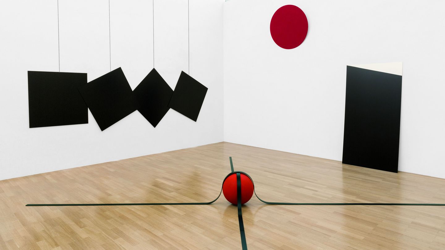 Minimalist, large-format works made of metal in black and red, lying on the floor, hanging or leaning on the wall. Reiner Ruthenbeck, Sammlung Goetz Munich