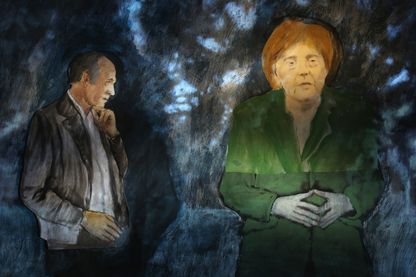 Video Still, welches die Bundeskanzlerin Angela Merkel mit ihrer charakteristischen Geste von aneinandergelegten Fingern vor ihrem Bauch zeigt, dabei trägt sie ein grünes Kostüm. Links neben ihr steht ein Mann im Profil, der grübelnd die Hand ans Kinn legt. Die ganze Szenerie scheint gemalt zu sein. Jochen Kuhn, Sammlung Goetz München