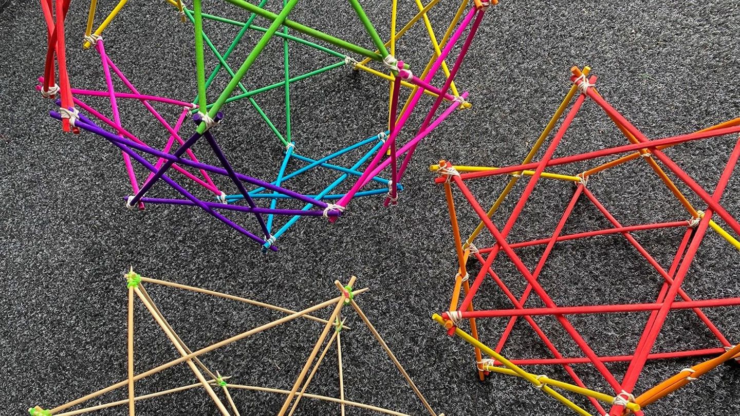 Polyhedral spatial structures made of colored rods