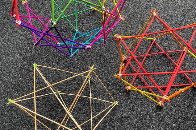 Räumliche Strukturen aus bunten Strohhalmen