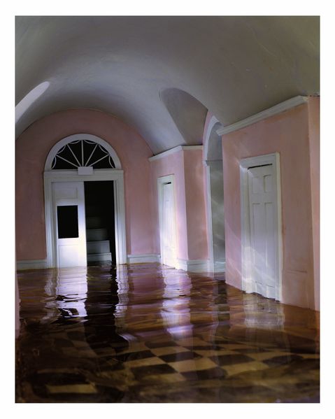Fotografie, die einen überfluteten Gang zeigt, dessen Wände rosa gestrichen sind. James Casebere, Sammlung Goetz München