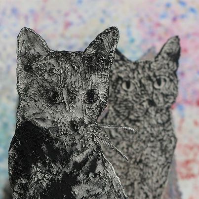 © Kiki Smith Zwei Katzenköpfe (Skulpturen) vor rosa, lila und blau gesprenkeltem hellen Hintergrund