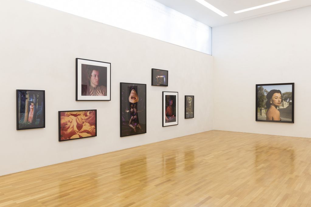 Ausstellungsansicht mit fotografischen Arbeiten der Künstlerin Cindy Sherman. Auf der linken Wand hängen mehrere Selbstporträts großzügig verteilt, während auf der rechten Wand nur eines zu sehen ist. Cindy Sherman, Sammlung Goetz München