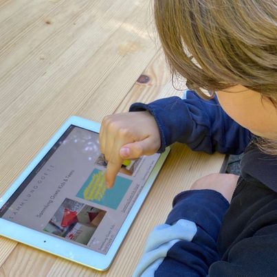 Junge mit Tablet. Link zum digitalen Bastel-Tutorials