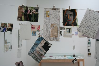 Rauminstallation von Briefen und Collagen an dünnen Bändern aufgehängt. Ken Brown, Sammlung Goetz München