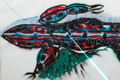 Diese Arbeit besteht aus einer großformatigen Malerei eines Salamanders in schneller Manier. Auf der Leinwand ist zudem eine hellblaue Neonröhre platziert.