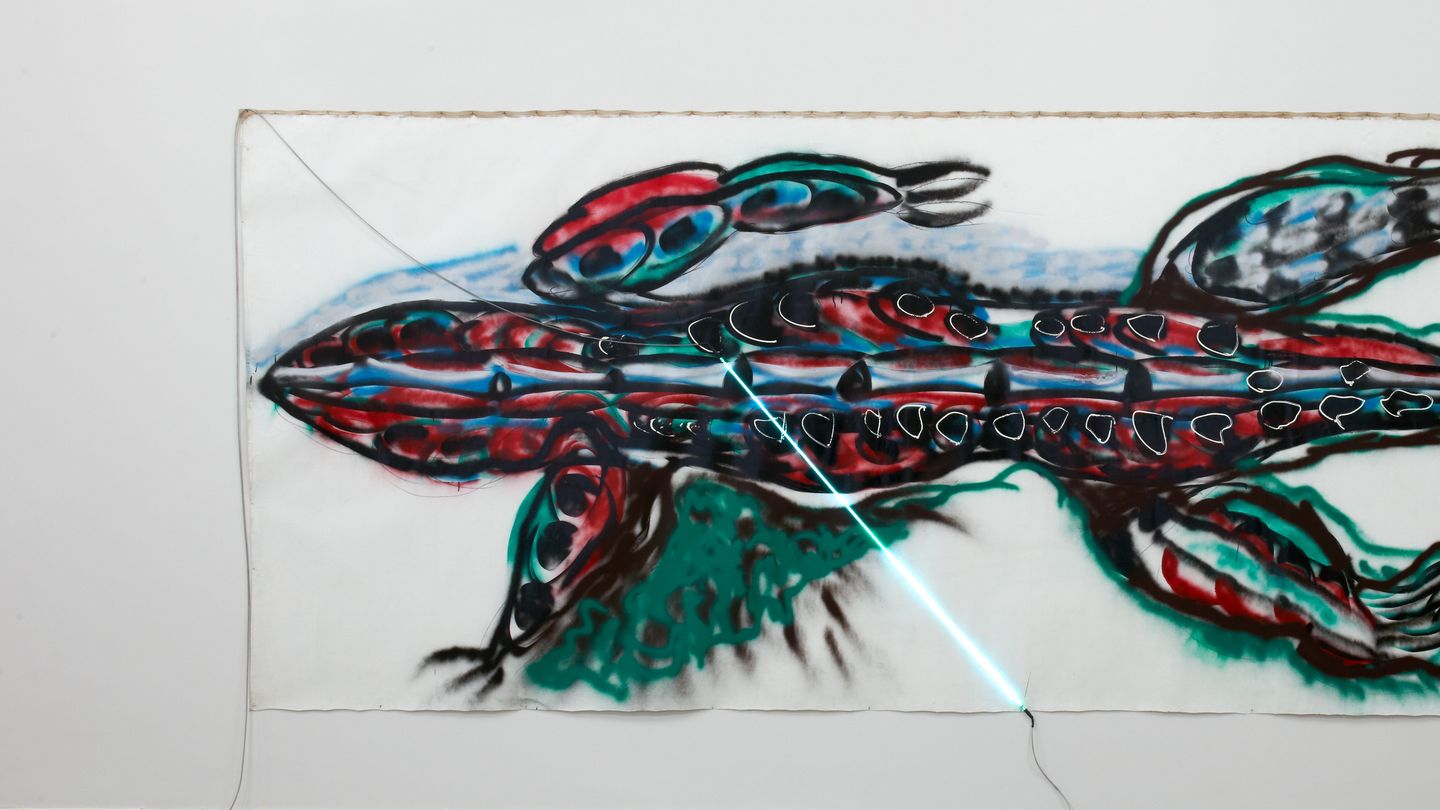 This work consists of a large-format painting of a salamander in a fast style. A light blue neon tube is also placed on the canvas.
