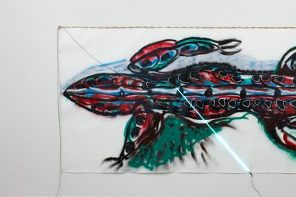 This work consists of a large-format painting of a salamander in a fast style. A light blue neon tube is also placed on the canvas.