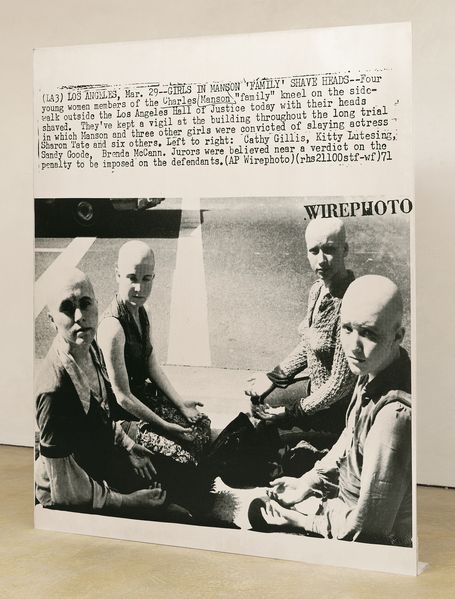 Hier ist ein Siebdruck auf Aluminium abgebildet. Der Siebdruck besteht aus einem Zeitungsausschnitt, mit einem Text oberhalb zu dem Foto von vier glatzköpfigen Frauen, die dem Text nach der 'Manson Family' angehörten.