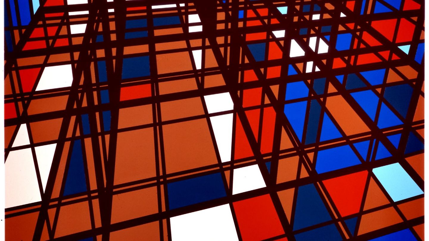 Abstrakte, minimalistische Malerei bestehend aus einem schwarzen Gitter, die der Malerei Räumlichkeit verschafft. Die darin befindlichen Vierecke sind in den Farben Rot, Weiß, Dunkel- und hellblau sowie Orange gehalten. Sarah Morris, Sammlung Goetz München 