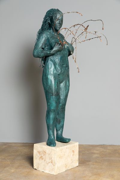 Fragil wirkende, türkise Skulptur einer Frauenfigur, die ihre Brüste nach oben hält, aus denen glitzernde Fontänen zu schießen scheinen. Kiki Smith, Sammlung Goetz München