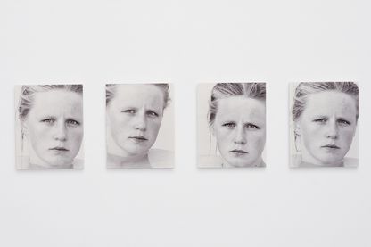 Fotoinstallation von sechs Schwarzweißaufnahmen auf weißer Wand, die allesamt das Gesicht einer jungen blonden Frau im Wasser bis zum Hals zeigen. Der Ausdruck von Mimik und Pose des Gesichts unterscheidet sich auf den Fotografien nur minimal. Roni Horn, Sammlung Goetz München