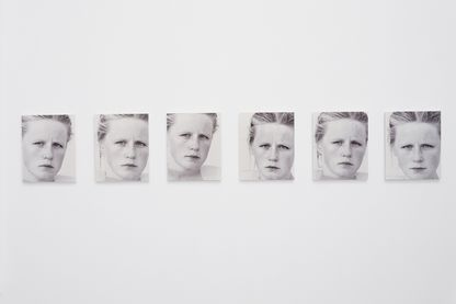 Photo installation of six black and white photographs on a white wall, all showing the face of a young blonde woman in water up to her neck. The expression of facial expressions and the pose of the face differ only minimally in the photographs. Roni Horn, Sammlung Goetz Munich