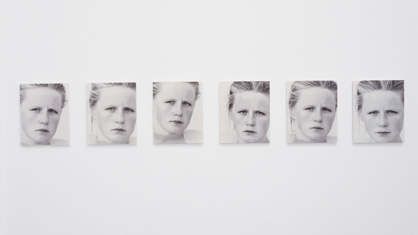 Photo installation of six black and white photographs on a white wall, all showing the face of a young blonde woman in water up to her neck. The expression of facial expressions and the pose of the face differ only minimally in the photographs. Roni Horn, Sammlung Goetz Munich