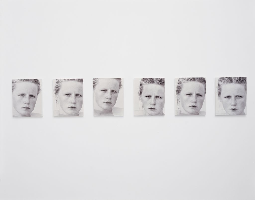 Photo installation of six black and white photographs on a white wall, all showing the face of a young blonde woman in water up to her neck. The expression of facial expressions and the pose of the face differ only minimally in the photographs. Roni Horn, Sammlung Goetz Munich