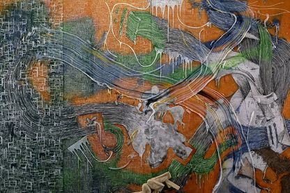 Auf diesem abstrakten Gemälde herrscht die Farbe Orange vor. Jedoch ist dieses Orange überlagert von pastosen Pinselstrichen und Drippings, sowie von Fetzen von Sackleinen am rechten, unteren Bildrand. Insgesamt scheint die Leinwand sich ausdehnen zu wollen, was zum Teil auch am Malgrund liegt, der uneben ist und eine erhöhte Stofflichkeit aufweist.